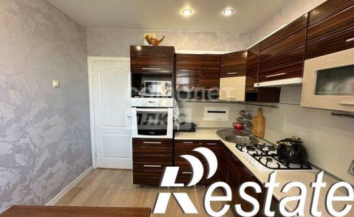 3-комн квартира улица Лутова, 16,  д. 16